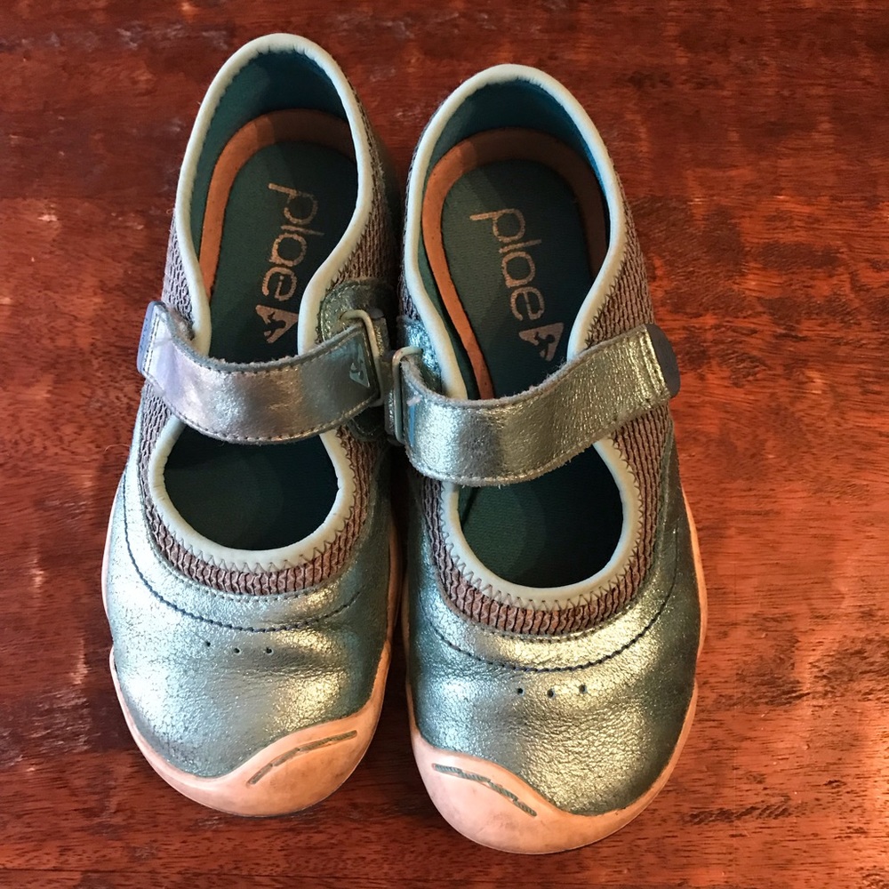 Turquoise Plae shoes in size US 13.